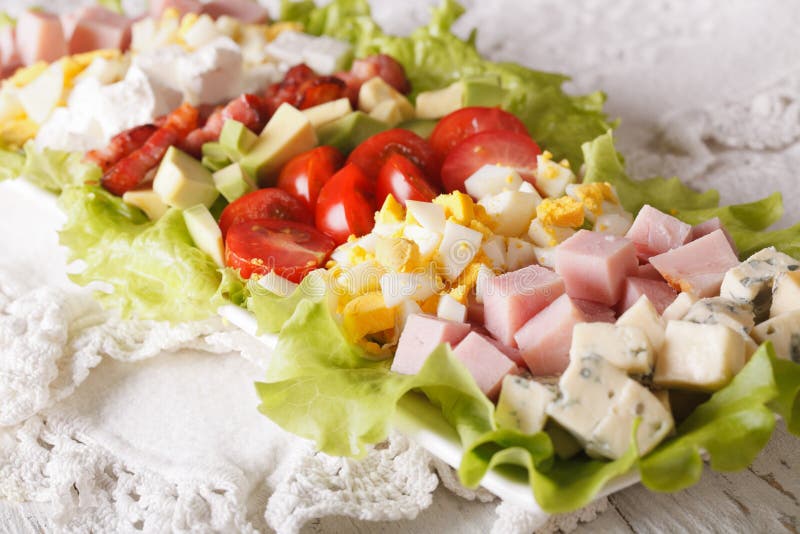 Primo piano affettato dell'insalata di Cobb su un piatto orizzontale immagine stock libera da diritti Primo piano affettato dell'insalata di Cobb su un piatto orizzontale immagine stock libera da diritti