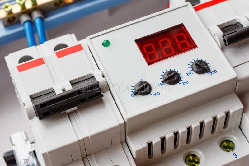 Primo piano automatico dell'interruttore del doppio input e del limitatore di tensione nella scatola di montaggio di plastica bia fotografia stock Primo piano automatico dell'interruttore del doppio input e del limitatore di tensione nella scatola di montaggio di plastica bia fotografia stock