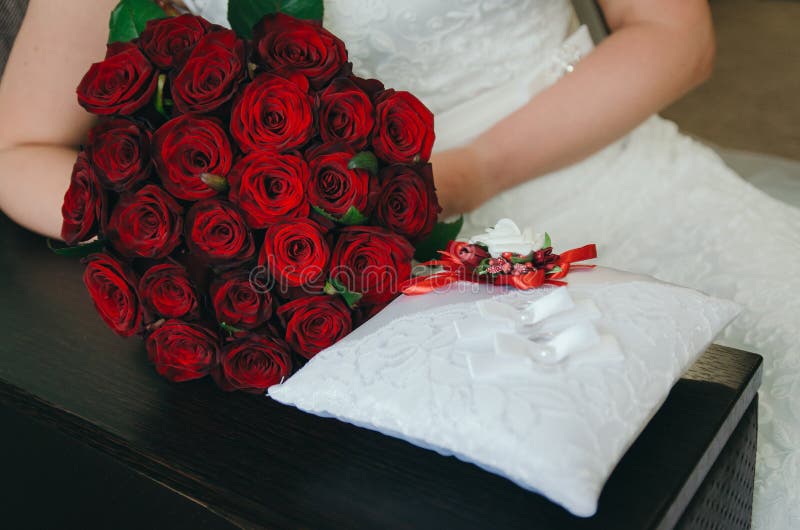 Primo piano con la sposa e mani e mazzo dello sposo Sposa, tenente un mazzo di nozze dei fiori Anelli d'argento di nozze Nozze nu immagini stock libere da diritti Primo piano con la sposa e mani e mazzo dello sposo Sposa, tenente un mazzo di nozze dei fiori Anelli d'argento di nozze Nozze nu immagini stock libere da diritti