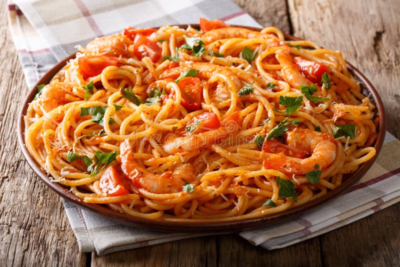 Primo piano degli spaghetti della salsa, dei frutti di mare e della pasta di Fra Diavolo del pomodoro immagini stock libere da diritti Primo piano degli spaghetti della salsa, dei frutti di mare e della pasta di Fra Diavolo del pomodoro immagini stock libere da diritti
