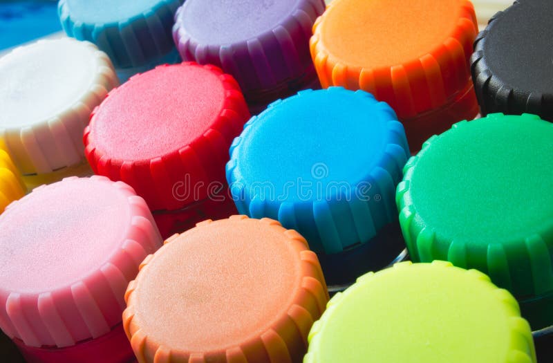 Primo piano dei coperchi colourful dei vasi di pittura del manifesto dei bambini immagine stock libera da diritti Primo piano dei coperchi colourful dei vasi di pittura del manifesto dei bambini immagine stock libera da diritti