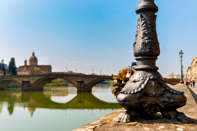 Primo piano dei lucchetti agganciati ad una lampada di via nelle vie di Firenze, Italia fotografia stock libera da diritti Primo piano dei lucchetti agganciati ad una lampada di via nelle vie di Firenze, Italia fotografia stock libera da diritti