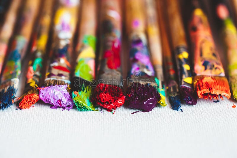 Primo piano dei pennelli dell'artista su tela artistica fotografia stock libera da diritti Primo piano dei pennelli dell'artista su tela artistica fotografia stock libera da diritti
