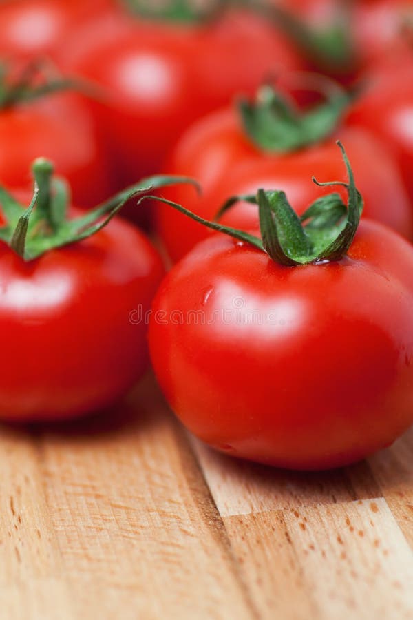 Primo piano dei pomodori ciliegia freschi e maturi fotografie stock libere da diritti Primo piano dei pomodori ciliegia freschi e maturi fotografie stock libere da diritti