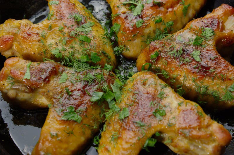 Primo piano dei winggs e dei tosts arrostiti del pollo su una pentola fotografie stock Primo piano dei winggs e dei tosts arrostiti del pollo su una pentola fotografie stock