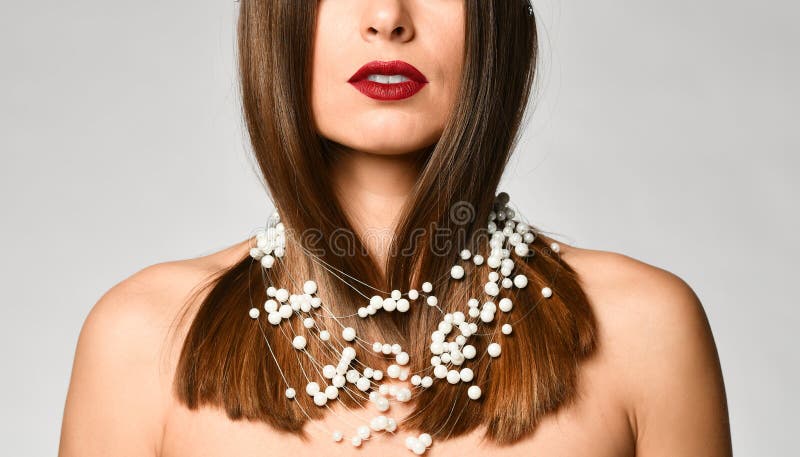 Primo piano del collo di una bella giovane donna della bionda senza una camicia fotografie stock libere da diritti Primo piano del collo di una bella giovane donna della bionda senza una camicia fotografie stock libere da diritti