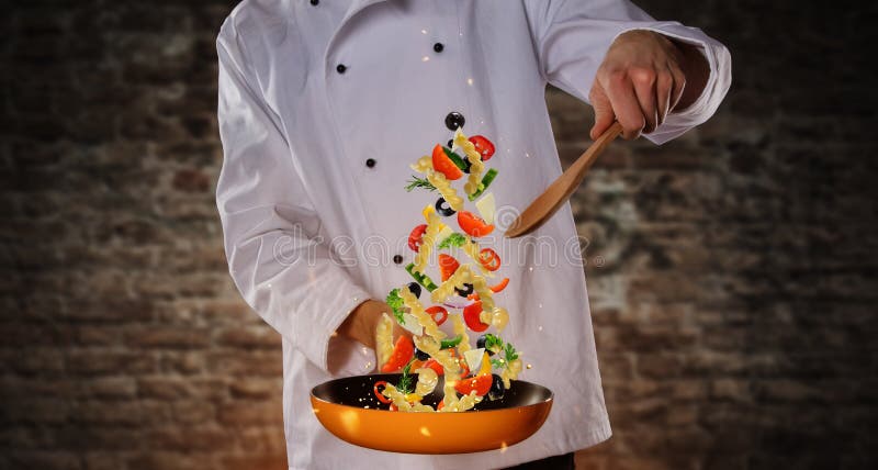Primo piano del cuoco unico che prepara il pasto italiano della pasta fotografie stock libere da diritti Primo piano del cuoco unico che prepara il pasto italiano della pasta fotografie stock libere da diritti
