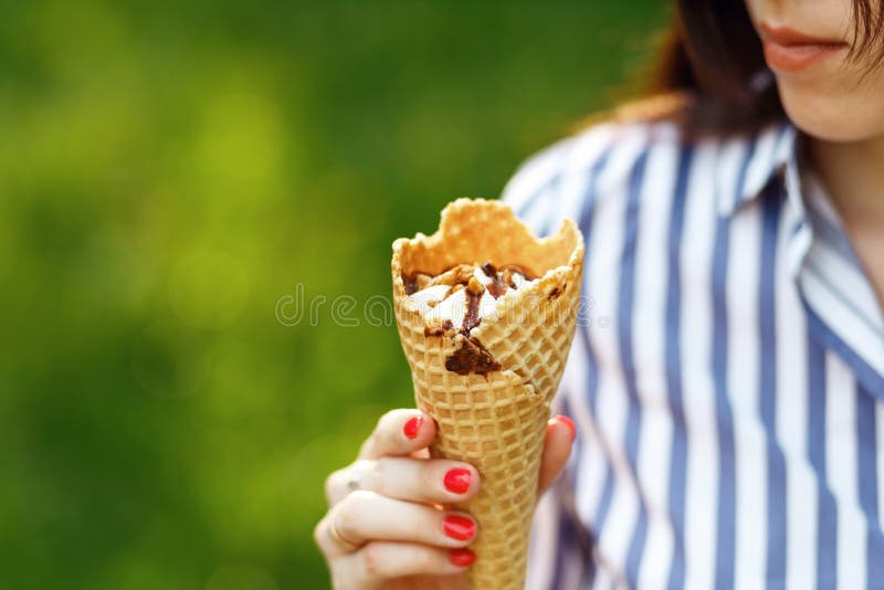 Primo piano del gelato Giovane bella ragazza con capelli scorrenti lunghi che tengono il gelato immagini stock Primo piano del gelato Giovane bella ragazza con capelli scorrenti lunghi che tengono il gelato immagini stock