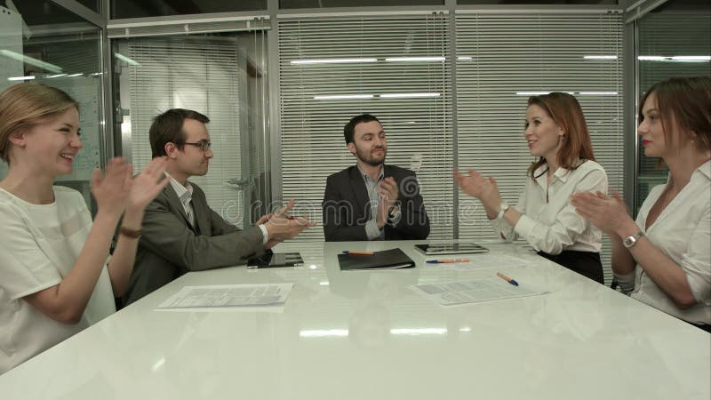 Primo piano del gruppo di gente di affari che applaude ad una riunione fotografia stock libera da diritti Primo piano del gruppo di gente di affari che applaude ad una riunione fotografia stock libera da diritti