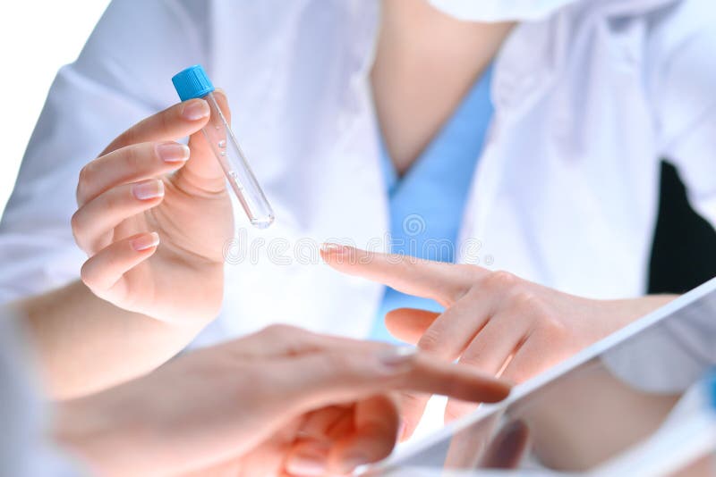 Download Primo Piano Del Gruppo Di Ricerca Scientifica Con La Chiara Soluzione In Laboratorio Il Chimico Femminile Biondo Tiene La Provett Fotografia Stock - Immagine di ricerca, esperimento: 117978688