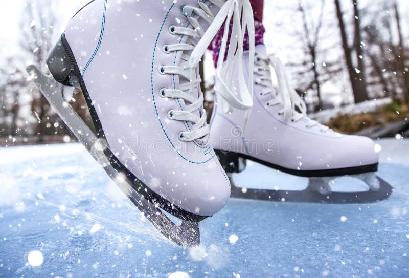 Primo piano del pattinaggio su ghiaccio della donna su uno stagno