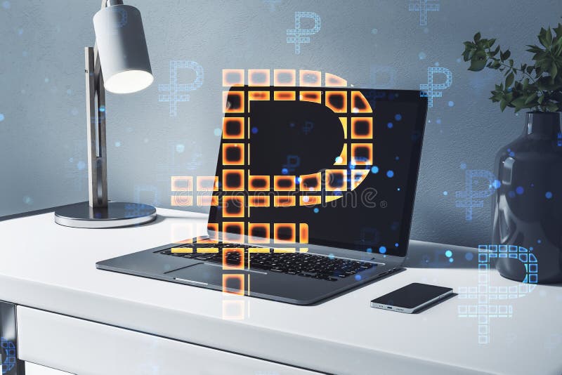 Primo piano del portatile su desktop con ologramma di rublo in russo illuminante creativo su sfondo sfuocato. moneta digitale e se royalty illustrazione gratis
