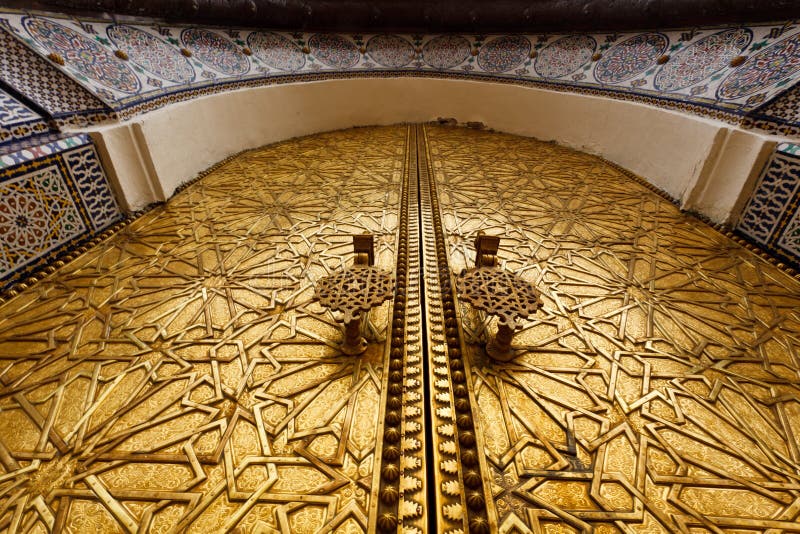 Primo piano del portello d'ottone intagliato decorato del palazzo Fes