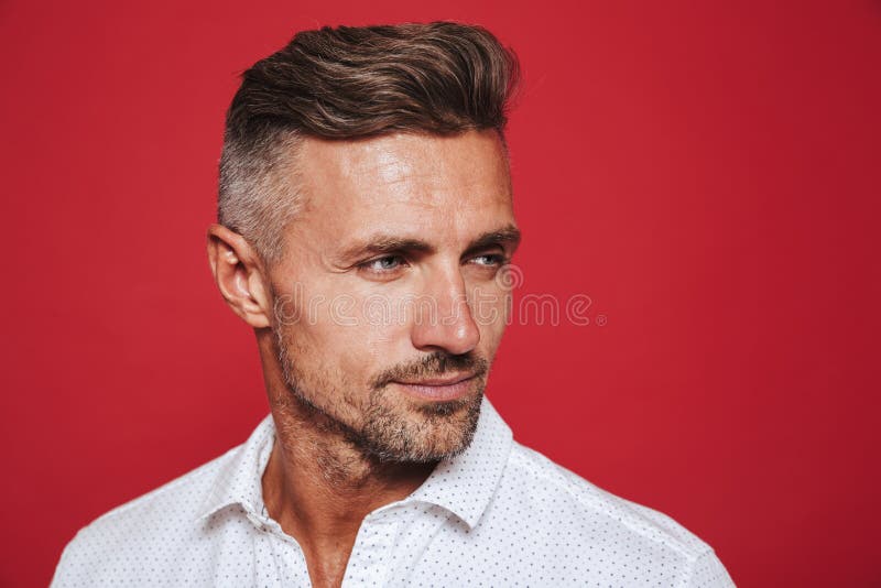 Primo piano del ritratto dell'uomo adulto 30s in camicia bianca che guarda da parte, fotografie stock Primo piano del ritratto dell'uomo adulto 30s in camicia bianca che guarda da parte, fotografie stock