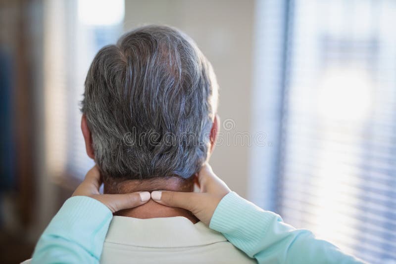 Primo piano del terapista femminile che massaggia collo al paziente maschio fotografie stock Primo piano del terapista femminile che massaggia collo al paziente maschio fotografie stock