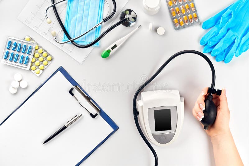 Primo piano del tonometer dal braccio dei pazienti durante la pressione sanguigna che misura alla visita medica fotografia stock Primo piano del tonometer dal braccio dei pazienti durante la pressione sanguigna che misura alla visita medica fotografia stock