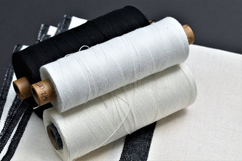 Primo piano dell'asciugamano handwoven della tela e del cotone con i filati usati per fare l'asciugamano tessile fotografie stock Primo piano dell'asciugamano handwoven della tela e del cotone con i filati usati per fare l'asciugamano tessile fotografie stock