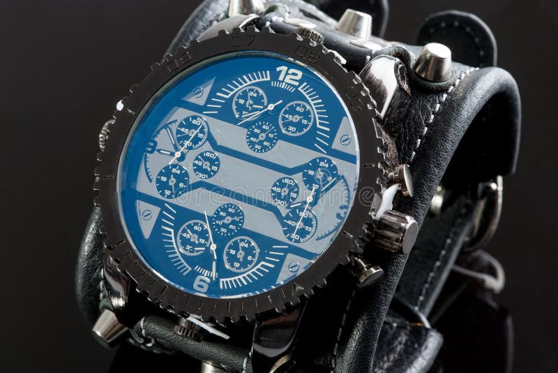 Primo piano dell'orologio su un fondo nero fotografie stock Primo piano dell'orologio su un fondo nero fotografie stock