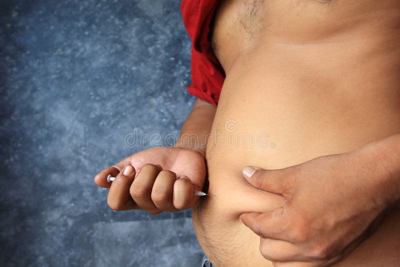 Primo piano dell'uomo diabetico un'iniezione dell'insulina da tollerare su fondo scuro, sul concetto di sanità e medico fotografia stock Primo piano dell'uomo diabetico un'iniezione dell'insulina da tollerare su fondo scuro, sul concetto di sanità e medico fotografia stock