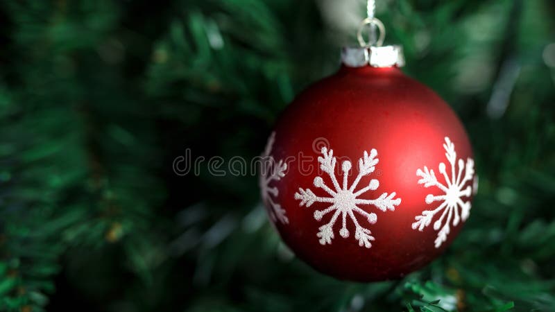 Primo piano della bagattella rossa che appende sull'albero decorato del nuovo anno e di Natale fotografie stock Primo piano della bagattella rossa che appende sull'albero decorato del nuovo anno e di Natale fotografie stock