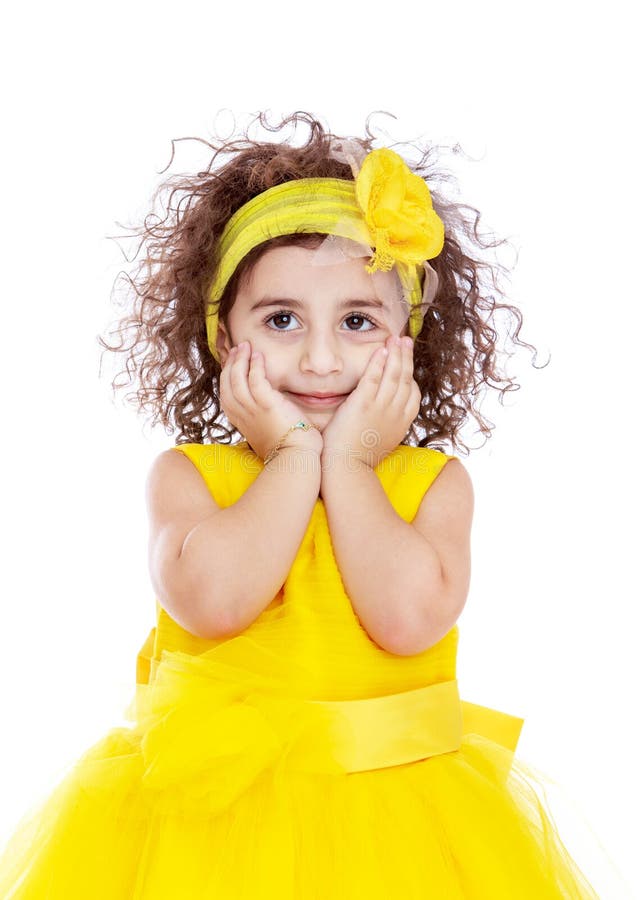 Primo piano della bambina elegante in un giallo luminoso immagini stock Primo piano della bambina elegante in un giallo luminoso immagini stock