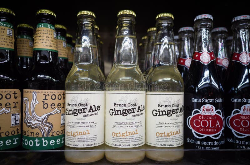 Primo piano della birra di radice, di Ginger Ale e delle bottiglie di Cane Sugar Cola sopra fotografia stock Primo piano della birra di radice, di Ginger Ale e delle bottiglie di Cane Sugar Cola sopra fotografia stock