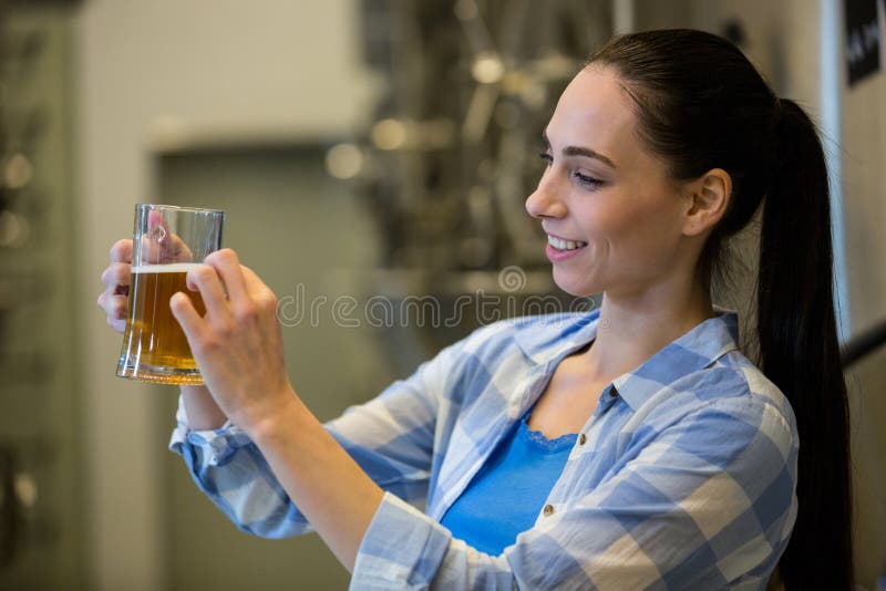Primo piano della birra femminile di prova del fabbricante di birra fotografia stock Primo piano della birra femminile di prova del fabbricante di birra fotografia stock