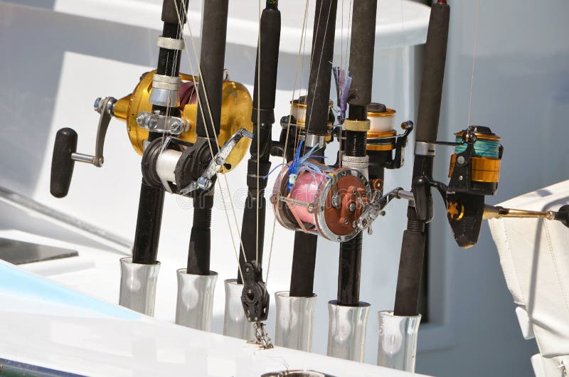 Primo piano della bobina di pesca del filatore e della colata immagine stock libera da diritti Primo piano della bobina di pesca del filatore e della colata immagine stock libera da diritti