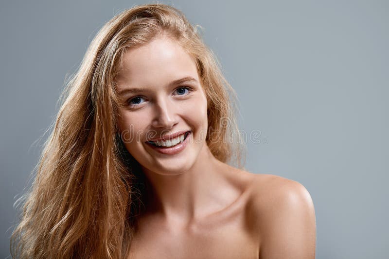 Primo piano della donna che sbatte le palpebre allegro alla macchina fotografica fotografia stock Primo piano della donna che sbatte le palpebre allegro alla macchina fotografica fotografia stock