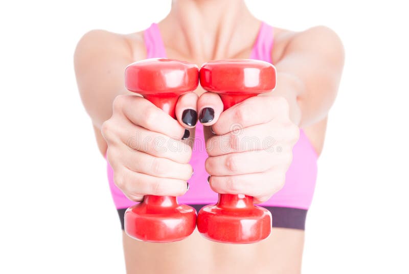 Primo piano della donna che tiene le paia delle teste di legno rosse fotografia stock libera da diritti Primo piano della donna che tiene le paia delle teste di legno rosse fotografia stock libera da diritti