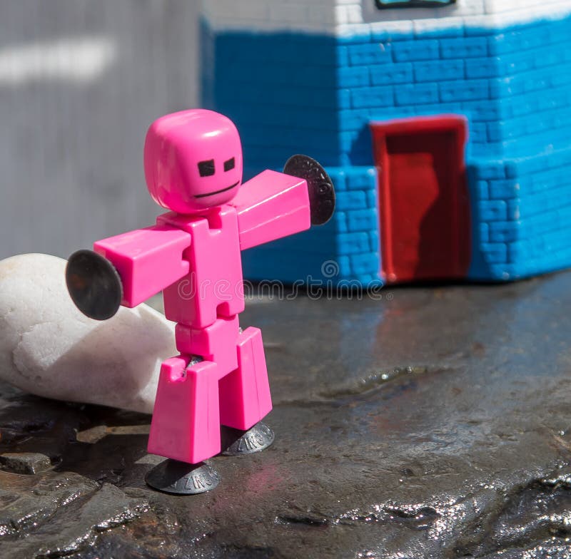 Primo piano della figura di plastica del bastone posata su roccia bagnata dal faro fotografie stock libere da diritti Primo piano della figura di plastica del bastone posata su roccia bagnata dal faro fotografie stock libere da diritti