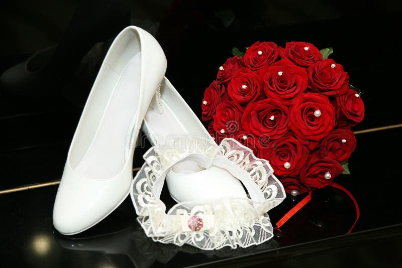 Primo piano della sposa degli accessori e del mazzo fotografia stock libera da diritti Primo piano della sposa degli accessori e del mazzo fotografia stock libera da diritti