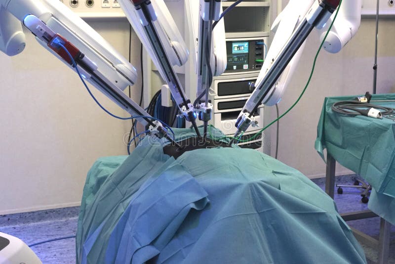 Primo piano delle armi alta tecnologie del ` s del robot della chirurgia