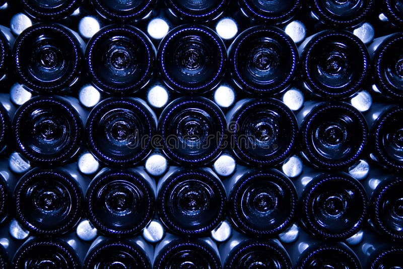 Primo piano delle bottiglie piegate di champagne immagine stock libera da diritti Primo piano delle bottiglie piegate di champagne immagine stock libera da diritti