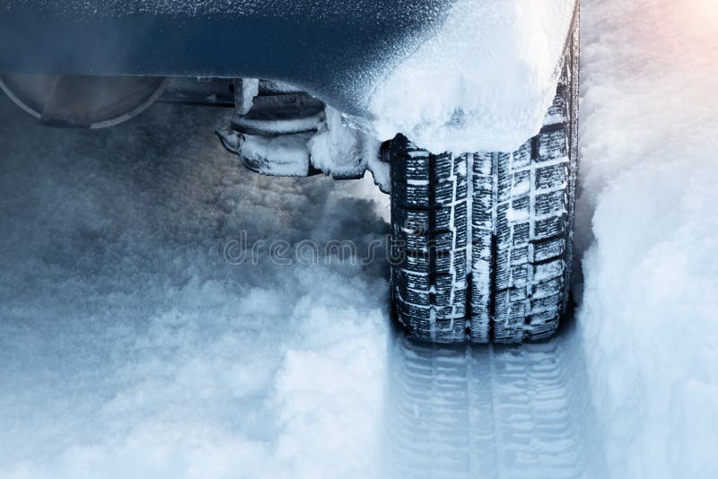 Primo piano delle gomme di automobile nell'inverno fotografie stock libere da diritti Primo piano delle gomme di automobile nell'inverno fotografie stock libere da diritti