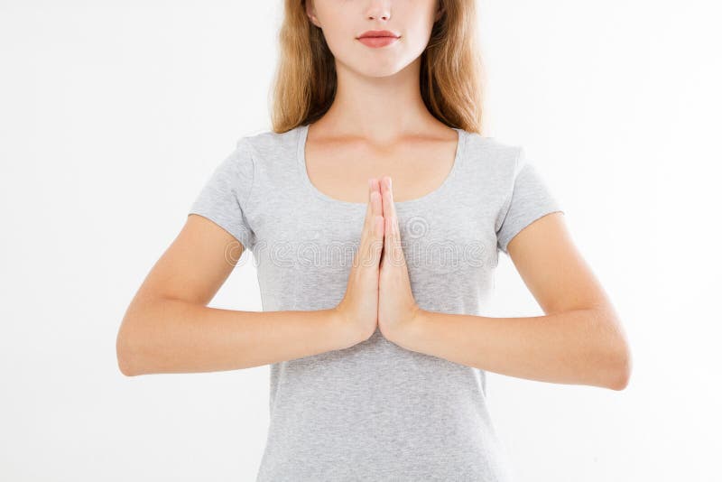 Primo piano delle mani della donna graziosa, ragazza in maglietta, meditante all'interno, fuoco su braccia nel gesto di Namaste M fotografie stock libere da diritti Primo piano delle mani della donna graziosa, ragazza in maglietta, meditante all'interno, fuoco su braccia nel gesto di Namaste M fotografie stock libere da diritti