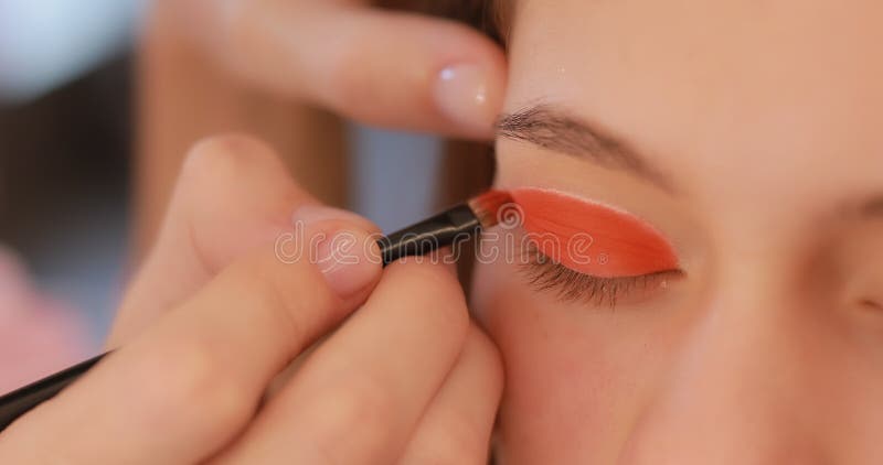 Primo piano delle palpebre della pittura nel colore arancio