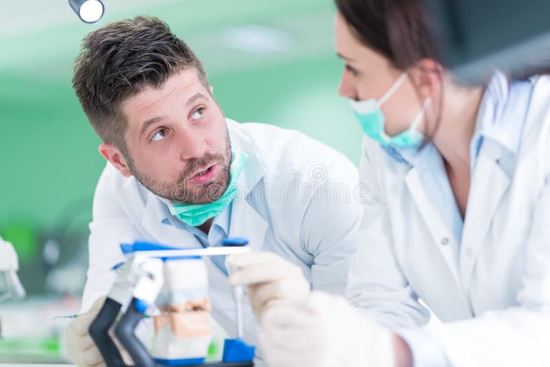 Primo piano dello studente di odontoiatria che pratica su un manichino medico immagine stock libera da diritti Primo piano dello studente di odontoiatria che pratica su un manichino medico immagine stock libera da diritti