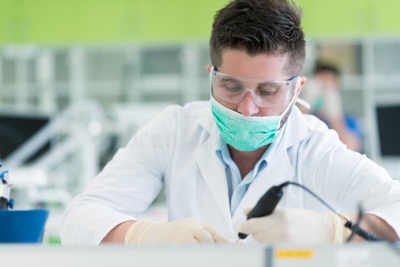 Primo piano dello studente di odontoiatria che pratica su un manichino medico fotografia stock libera da diritti Primo piano dello studente di odontoiatria che pratica su un manichino medico fotografia stock libera da diritti