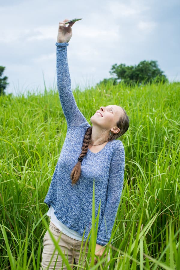 Primo piano di bella donna che prende un selfie sul outdoo dello Smart Phone fotografia stock libera da diritti Primo piano di bella donna che prende un selfie sul outdoo dello Smart Phone fotografia stock libera da diritti
