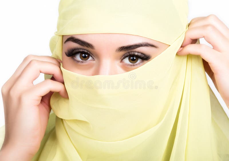 Primo piano di bella giovane donna araba nel hijab giallo Incanto e bellezza dell'est fotografia stock Primo piano di bella giovane donna araba nel hijab giallo Incanto e bellezza dell'est fotografia stock
