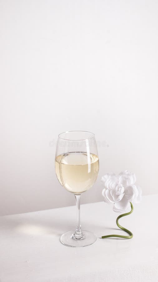 Primo piano di chiaro di cristallo trasparente di vino bianco fotografia stock Primo piano di chiaro di cristallo trasparente di vino bianco fotografia stock