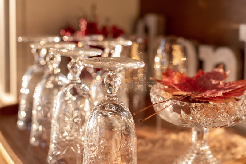 Primo piano di cristalleria di cristallo d'annata sul buffet, pronto a ospitare riunione di ringraziamento immagine stock Primo piano di cristalleria di cristallo d'annata sul buffet, pronto a ospitare riunione di ringraziamento immagine stock
