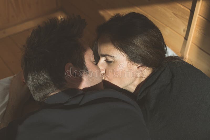 Primo piano di giovane bacio delle coppie Tipo e ragazza che baciano, concetto di amore fotografie stock Primo piano di giovane bacio delle coppie Tipo e ragazza che baciano, concetto di amore fotografie stock