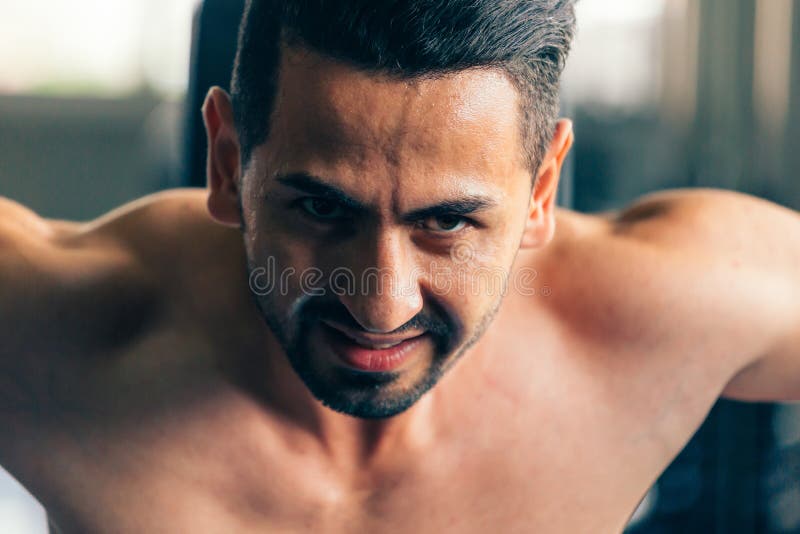 Primo piano di giovane modello muscolare caucasico di forma fisica maschio furiosa ed arrabbiata che solleva le teste di legno pe immagine stock libera da diritti Primo piano di giovane modello muscolare caucasico di forma fisica maschio furiosa ed arrabbiata che solleva le teste di legno pe immagine stock libera da diritti