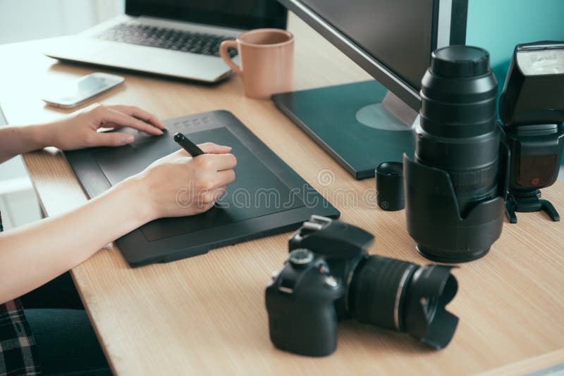 Primo piano di giovane progettista professionista della foto fotografia stock Primo piano di giovane progettista professionista della foto fotografia stock