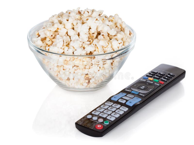 Primo piano di telecomando e della ciotola di popcorn fotografie stock libere da diritti