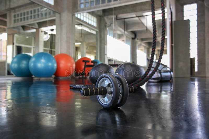 Primo piano di un'attrezzatura di forma fisica in palestra Ruota di esercizio selettivo immagini stock libere da diritti Primo piano di un'attrezzatura di forma fisica in palestra Ruota di esercizio selettivo immagini stock libere da diritti