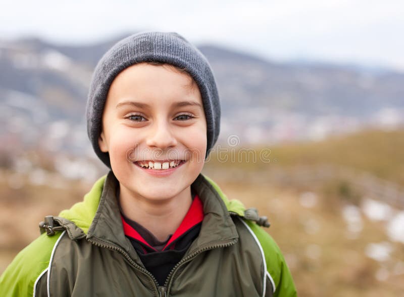 Primo piano di un bambino sveglio esterno fotografie stock Primo piano di un bambino sveglio esterno fotografie stock