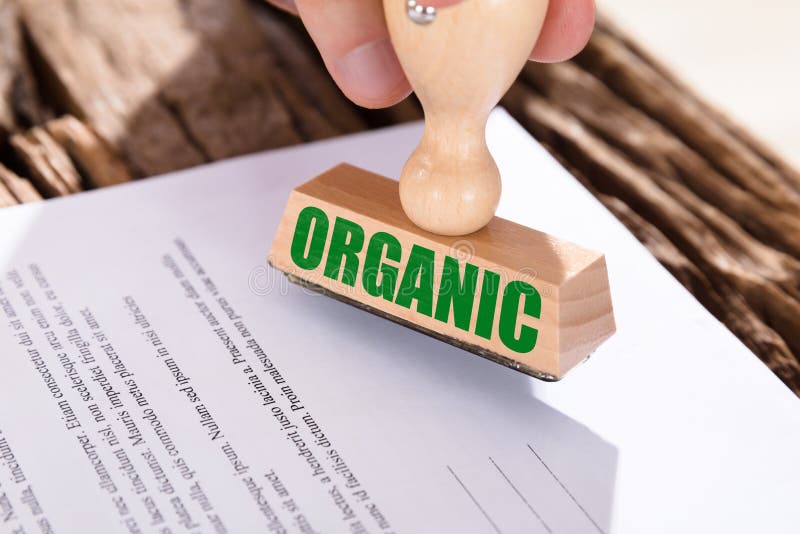 Primo piano di un bollo organico sul documento immagine stock Primo piano di un bollo organico sul documento immagine stock